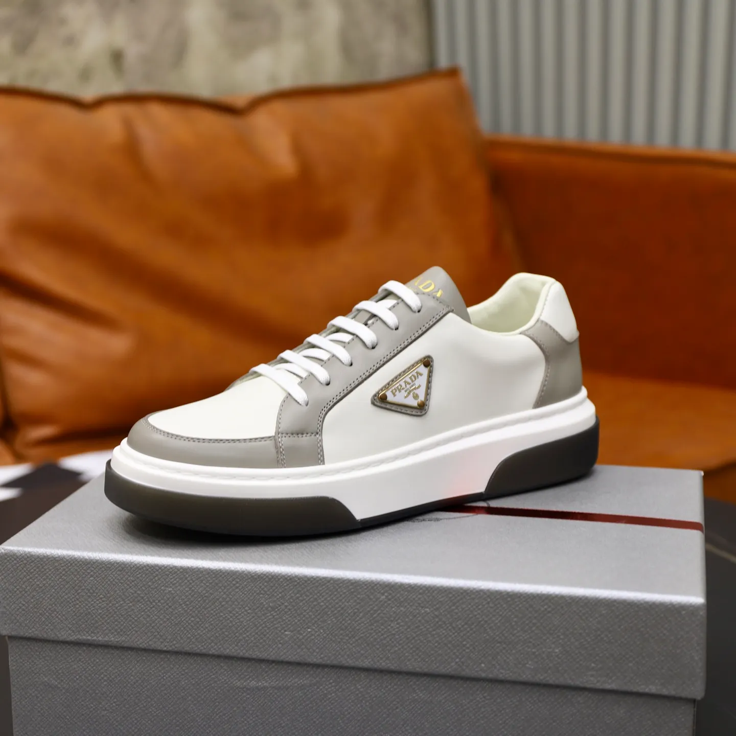 Factory price: 720💰Top original order Brand: PRADA (Prada) Standard code: Men's size 38/44 (45 can be customized) Grade: Same as the official website Material: Original cowhide stitching imported cowhide lining Original combination two-color wear-resistant soft outsole Style category: Leisure and sports version Young fashion European and American trend British style Color: Actual picture color